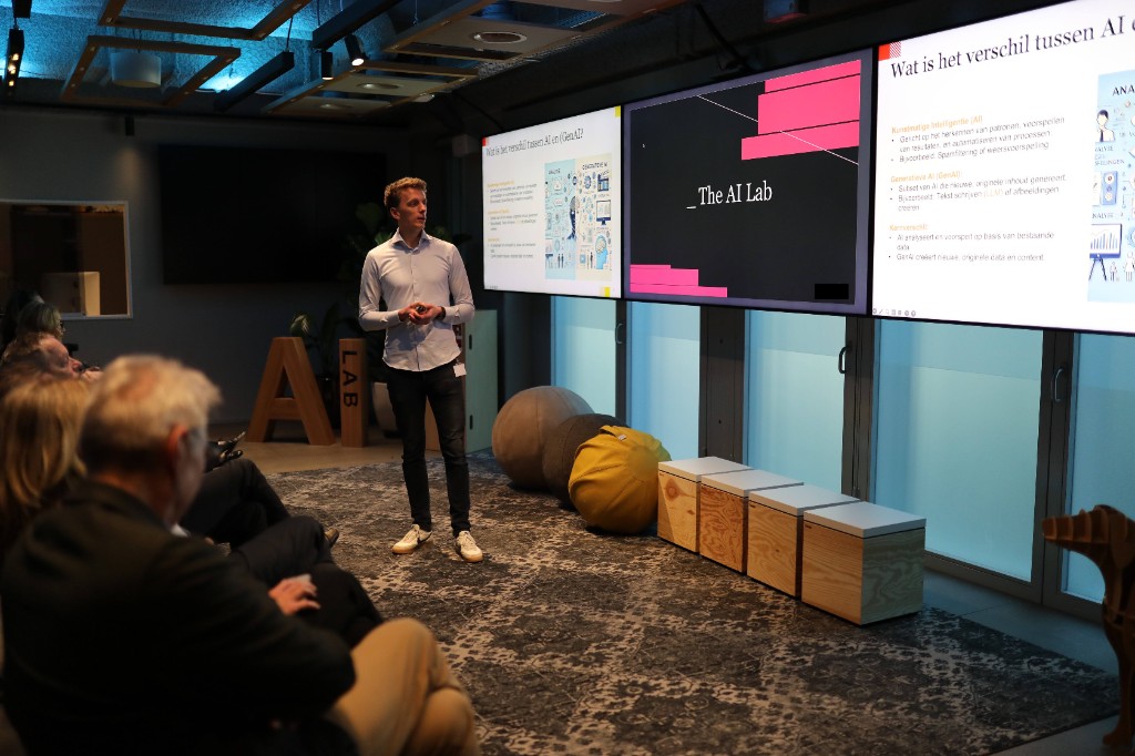 Thomas Weyn geeft een AI-sessie